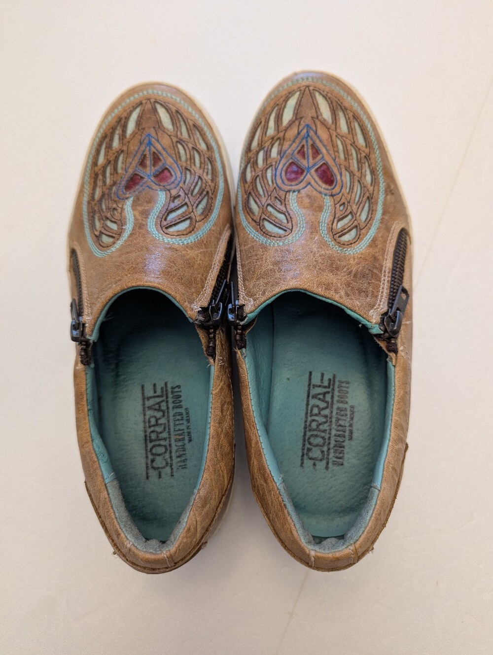Corral Distressed Tan Winged Heart Peace Sign Embroidered Slip On shoe. - Picture 4 of 8